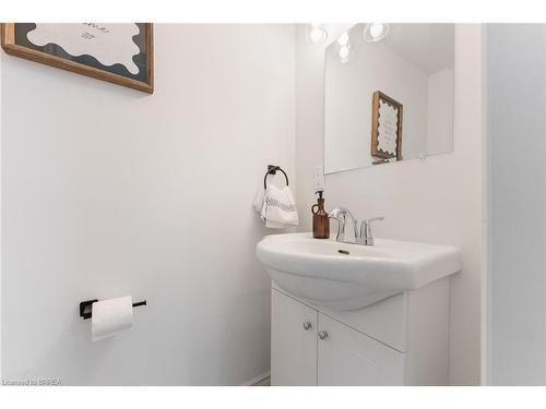 581 John Street N, Hamilton, ON - Indoor Photo Showing Bathroom