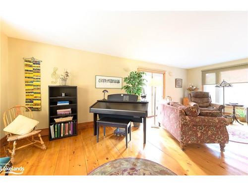 80 Mary Street, Creemore, ON - Indoor Photo Showing Living Room