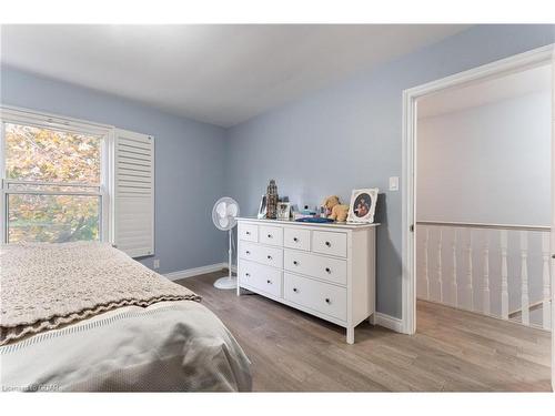 53 Sherwood Drive, Guelph, ON - Indoor Photo Showing Bedroom