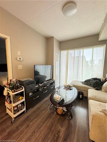406-280 Lester Street, Waterloo, ON - Indoor Photo Showing Living Room