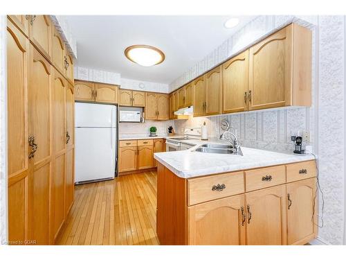 23 Cherry Blossom Circle, Guelph, ON - Indoor Photo Showing Kitchen With Double Sink