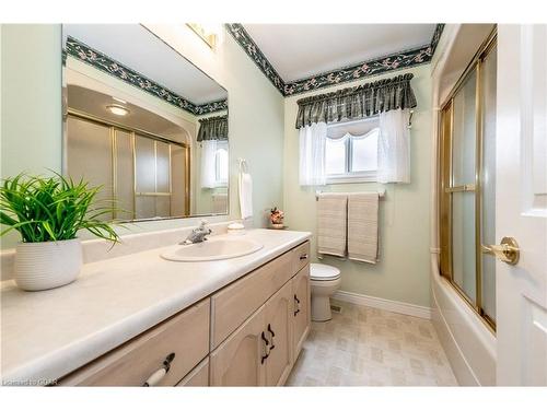 23 Cherry Blossom Circle, Guelph, ON - Indoor Photo Showing Bathroom