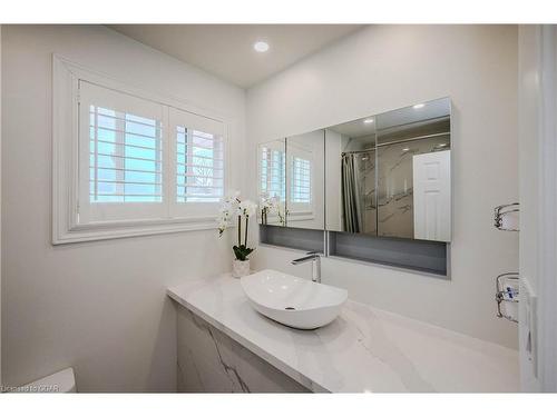 17 Ryan Avenue, Guelph, ON - Indoor Photo Showing Bathroom