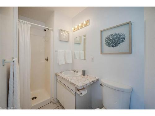 17 Ryan Avenue, Guelph, ON - Indoor Photo Showing Bathroom