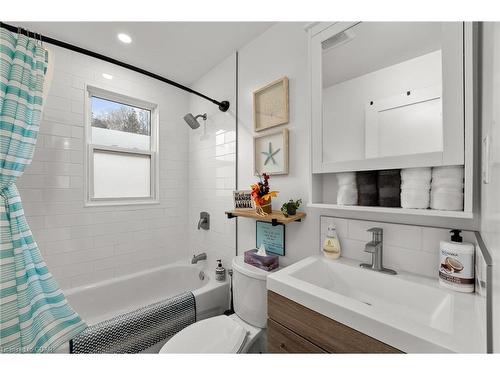 364 & 372 Gunter Lake Road, Gilmour, ON - Indoor Photo Showing Bathroom