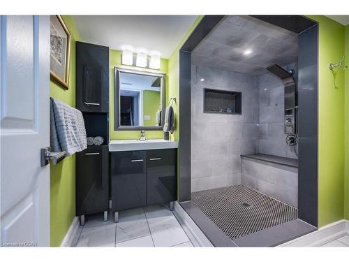 209 Mcfarlane Crescent, Fergus, ON - Indoor Photo Showing Bathroom