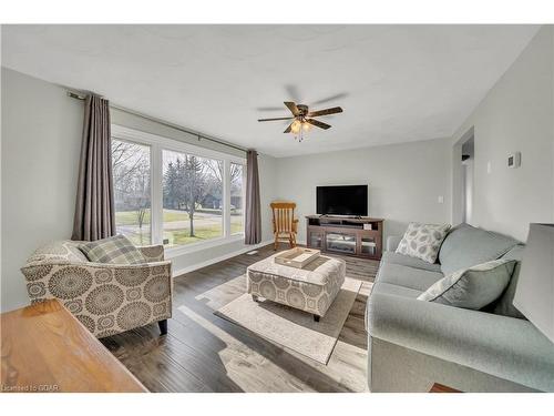 196 King Avenue, Monkton, ON - Indoor Photo Showing Living Room