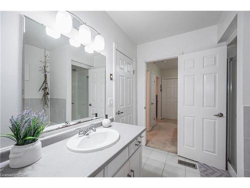 212-360 Waterloo Avenue, Guelph, ON - Indoor Photo Showing Bathroom