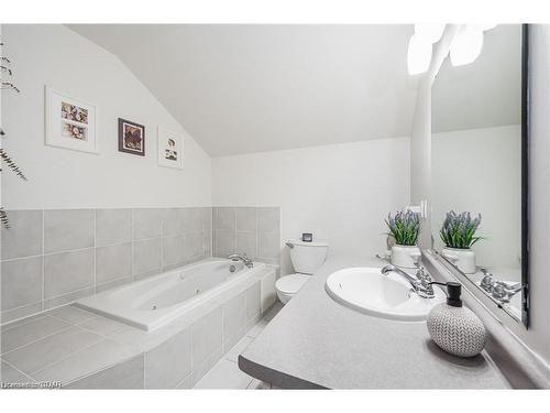 212-360 Waterloo Avenue, Guelph, ON - Indoor Photo Showing Bathroom