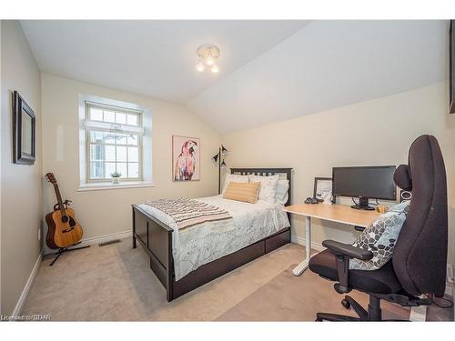 212-360 Waterloo Avenue, Guelph, ON - Indoor Photo Showing Bedroom