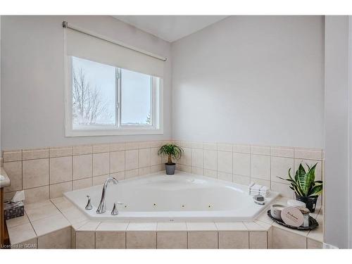 39 Hall Avenue, Guelph, ON - Indoor Photo Showing Bathroom