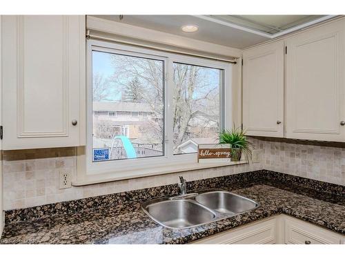 25 Columbus Crescent, Guelph, ON - Indoor Photo Showing Kitchen With Double Sink