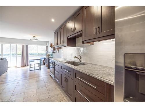 104-91 Conroy Crescent, Guelph, ON - Indoor Photo Showing Kitchen With Upgraded Kitchen