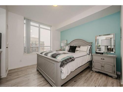 1009-2379 Central Park Drive, Oakville, ON - Indoor Photo Showing Bedroom