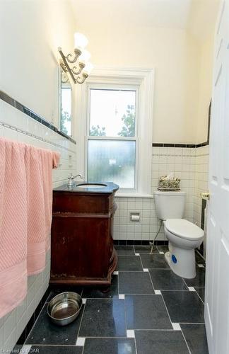 23 Fairview Avenue, St. Thomas, ON - Indoor Photo Showing Bathroom