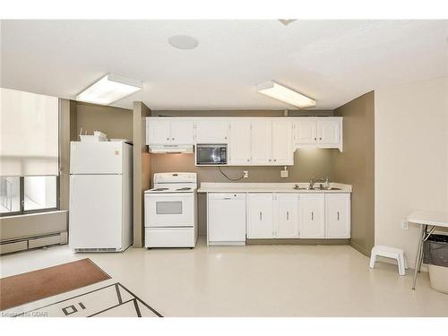 108-23 Woodlawn Rd E Road, Guelph, ON - Indoor Photo Showing Kitchen