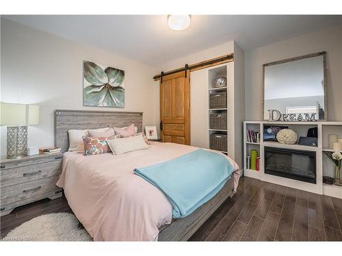 577 Ephraim Street, Kitchener, ON - Indoor Photo Showing Bedroom