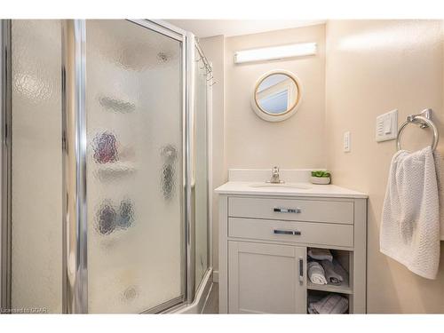 577 Ephraim Street, Kitchener, ON - Indoor Photo Showing Bathroom