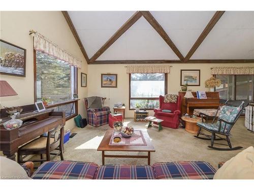 19455 Shaws Creek Road, Caledon, ON - Indoor Photo Showing Living Room