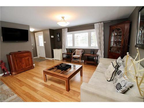 5862 Wellington 7 Road, Ponsonby, ON - Indoor Photo Showing Living Room