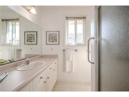 188 Lou'S Boulevard, Rockwood, ON - Indoor Photo Showing Bathroom