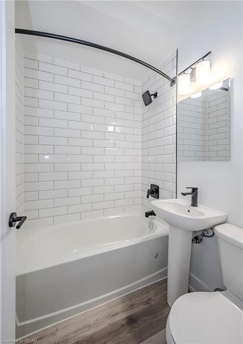 8-104 Elizabeth Street, Guelph, ON - Indoor Photo Showing Bathroom