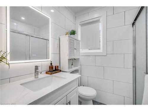 25 Cameron Street, Cambridge, ON - Indoor Photo Showing Bathroom