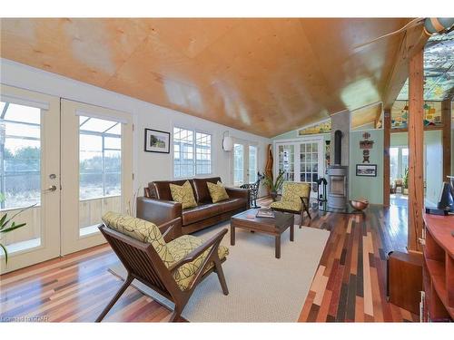 5855 Fourth Line, Rockwood, ON - Indoor Photo Showing Living Room