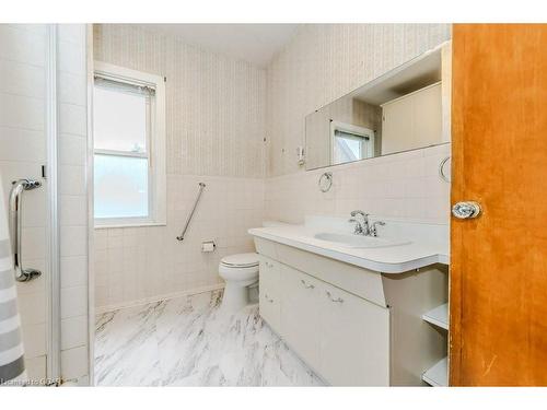 27 Lowell Street N, Cambridge, ON - Indoor Photo Showing Bathroom
