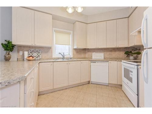 117-760 Woodhill Drive, Fergus, ON - Indoor Photo Showing Kitchen