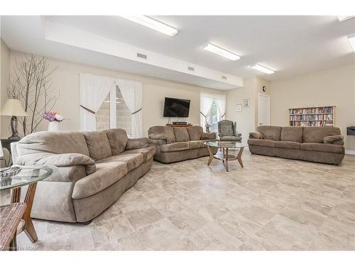 117-760 Woodhill Drive, Fergus, ON - Indoor Photo Showing Living Room