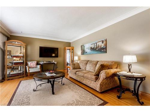 228 Victoria Road N, Guelph, ON - Indoor Photo Showing Living Room