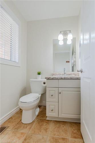 86 Athlone Crescent, Stratford, ON - Indoor Photo Showing Bathroom