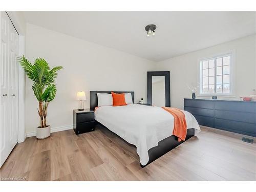 86 Athlone Crescent, Stratford, ON - Indoor Photo Showing Bedroom