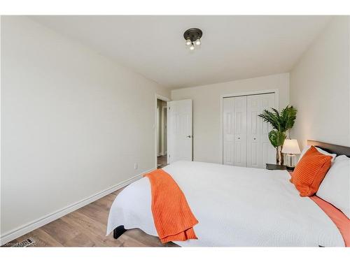 86 Athlone Crescent, Stratford, ON - Indoor Photo Showing Bedroom