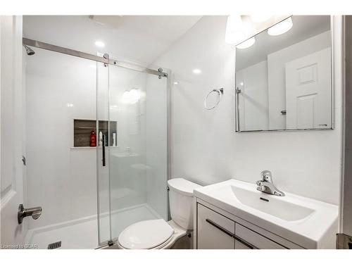 35 Clough Cres Crescent, Guelph, ON - Indoor Photo Showing Bathroom