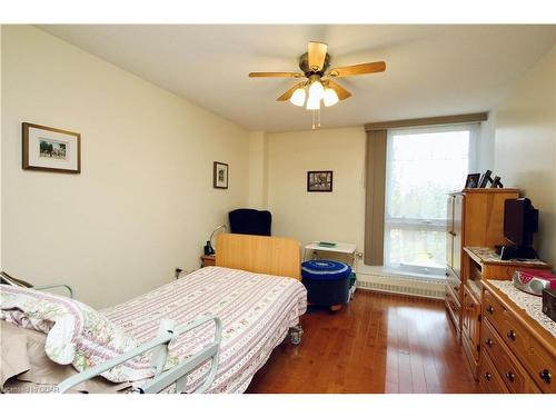 111-19 Woodlawn Road E, Guelph, ON - Indoor Photo Showing Bedroom