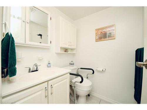 111-19 Woodlawn Road E, Guelph, ON - Indoor Photo Showing Bathroom