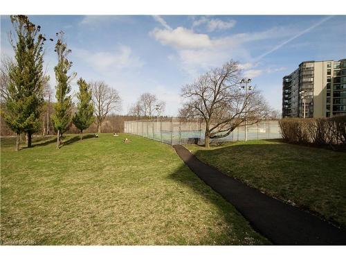 111-19 Woodlawn Road E, Guelph, ON - Outdoor