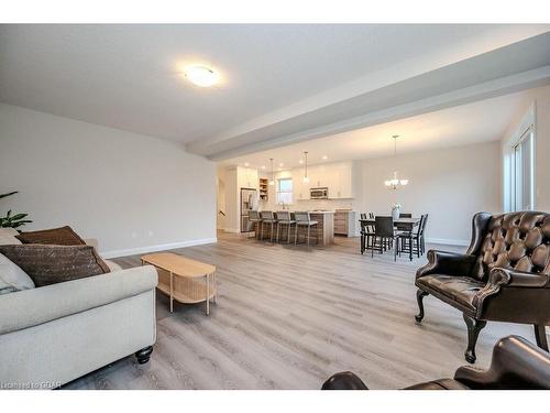 45 Queensgate Crescent, Breslau, ON - Indoor Photo Showing Living Room