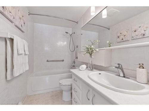5-169 Elm Ridge Drive, Kitchener, ON - Indoor Photo Showing Bathroom