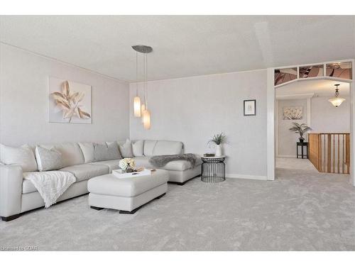 5-169 Elm Ridge Drive, Kitchener, ON - Indoor Photo Showing Living Room