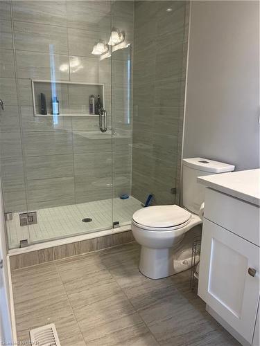 87-60 Arkell Road, Guelph, ON - Indoor Photo Showing Bathroom