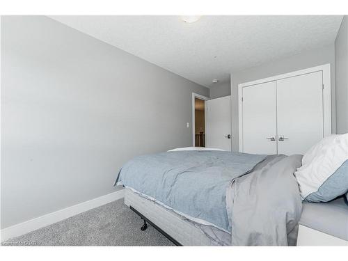 87-60 Arkell Road, Guelph, ON - Indoor Photo Showing Bedroom