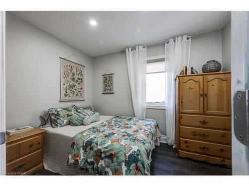 154 Alice Street, Guelph, ON - Indoor Photo Showing Bedroom