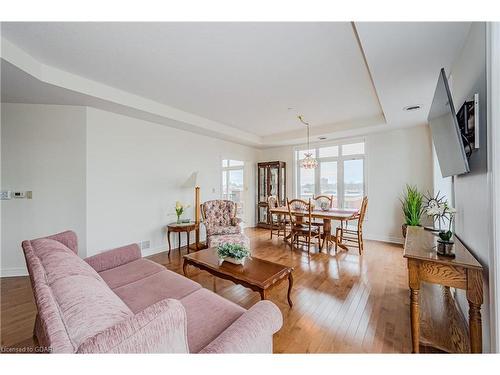 407-65 Bayberry Drive, Guelph, ON - Indoor Photo Showing Living Room