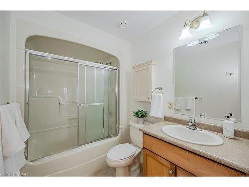 407-65 Bayberry Drive, Guelph, ON - Indoor Photo Showing Bathroom