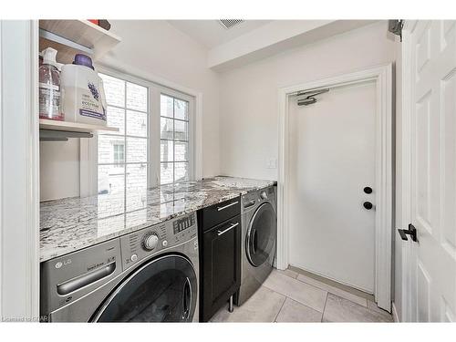 7-25 Manor Park Crescent, Guelph, ON - Indoor Photo Showing Laundry Room