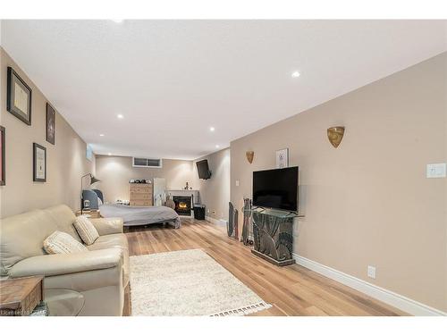 40 Forster Drive, Guelph, ON - Indoor Photo Showing Living Room