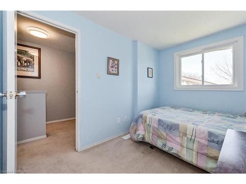 11-40 Silvercreek Parkway N, Guelph, ON - Indoor Photo Showing Bedroom